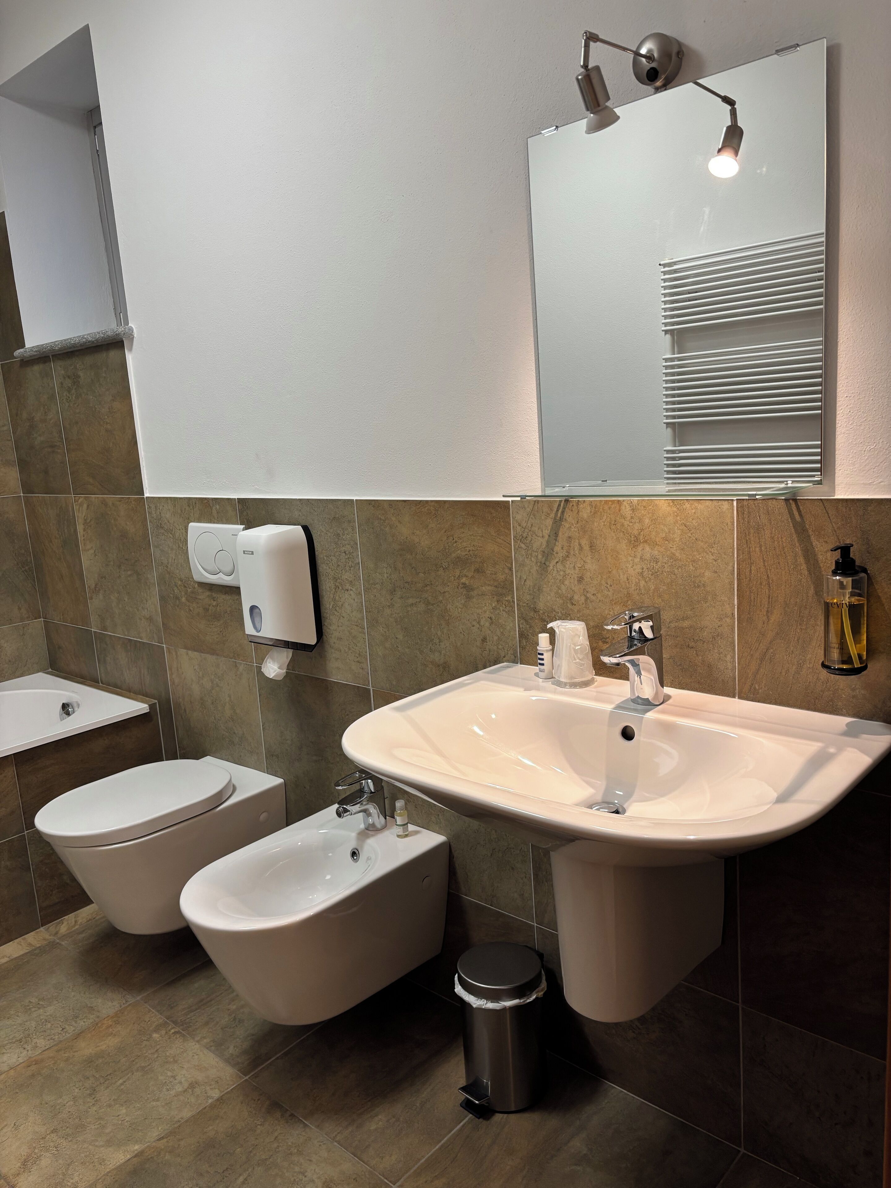 Basic-Doppel- oder -Zweibettzimmer, Badewanne, Stadtblick | Badezimmer