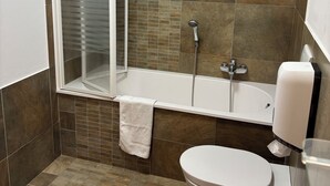 A bathroom with a shower, toilet, and a towel rack. - Dimora della Posta (Mondovì)