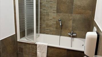 Kahden hengen perushuone (yksi tai kaksi sänkyä), kylpyamme, kaupunkinäköala | Kylpyhuone