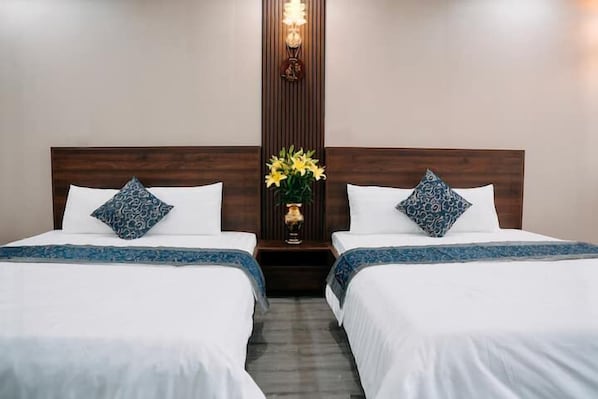 Quarto casal luxo, vista para a cidade | Cofres nos quartos, escrivaninha, espaço de trabalho para notebook