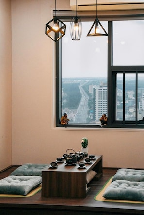 Quarto casal luxo, vista para a cidade | Cofres nos quartos, escrivaninha, espaço de trabalho para notebook