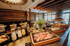 Café da manhã com buffet grátis todos os dias