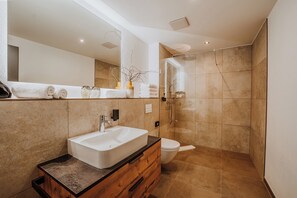 Apartamento família | Banheiro | Chuveiro, secador de cabelo, toalhas de banho, sabonete