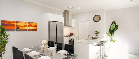 ثلاجة، ميكروويف، فرن، موقد طهي مسطح