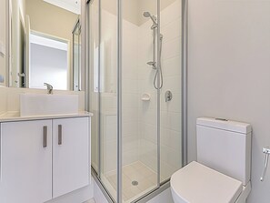 Shower, hair dryer, towels - Culloton Escape – Spacious 3BR Family Home Near Parks & Shops (Balga)