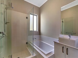 Shower, hair dryer, towels - Culloton Escape – Spacious 3BR Family Home Near Parks & Shops (Balga)