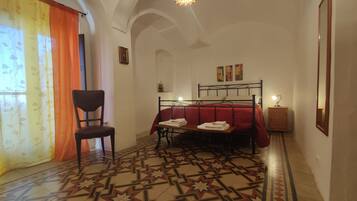 Tabla de planchar con plancha, Internet, ropa de cama