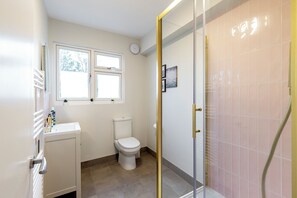 Hårtork, handdukar, tvål och toalettpapper