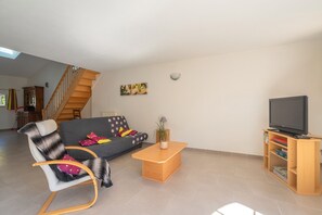 Living area - Holiday Home 'À La Campagne' with Private Terrace, Shared Garden and Wi-Fi (Allas Bocage)