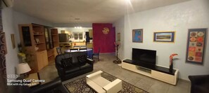 Smart TV, books - Spacious Accommodation: Ground Floor, spacious, outdoor swimming pool. (Flic en Flac)