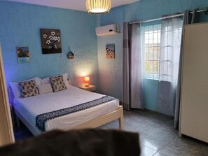 2 Schlafzimmer, Schreibtisch, Bügeleisen/Bügelbrett, Reisekinderbett
