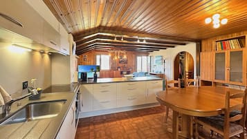 Geladeira, micro-ondas, fogão, lava-louças