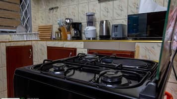 Kühlschrank, Mikrowelle, Ofen, Wasserkocher mit Kaffee-/Teezubehör