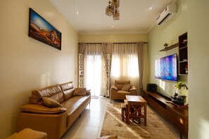 Smart TV - URBAN OASIS -Family Friendly Town home. (Nsooba)
