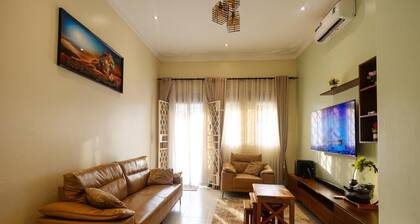 URBAN OASIS -Family Friendly Town home.