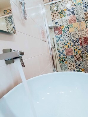 Een douche, een haardroger, een bidet, handdoeken