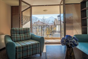 Escritorio, wifi gratis y ropa de cama 