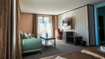 Habitación Deluxe con 1 cama doble o 2 individuales, balcón, vistas a la montaña | Escritorio, wifi gratis, ropa de cama