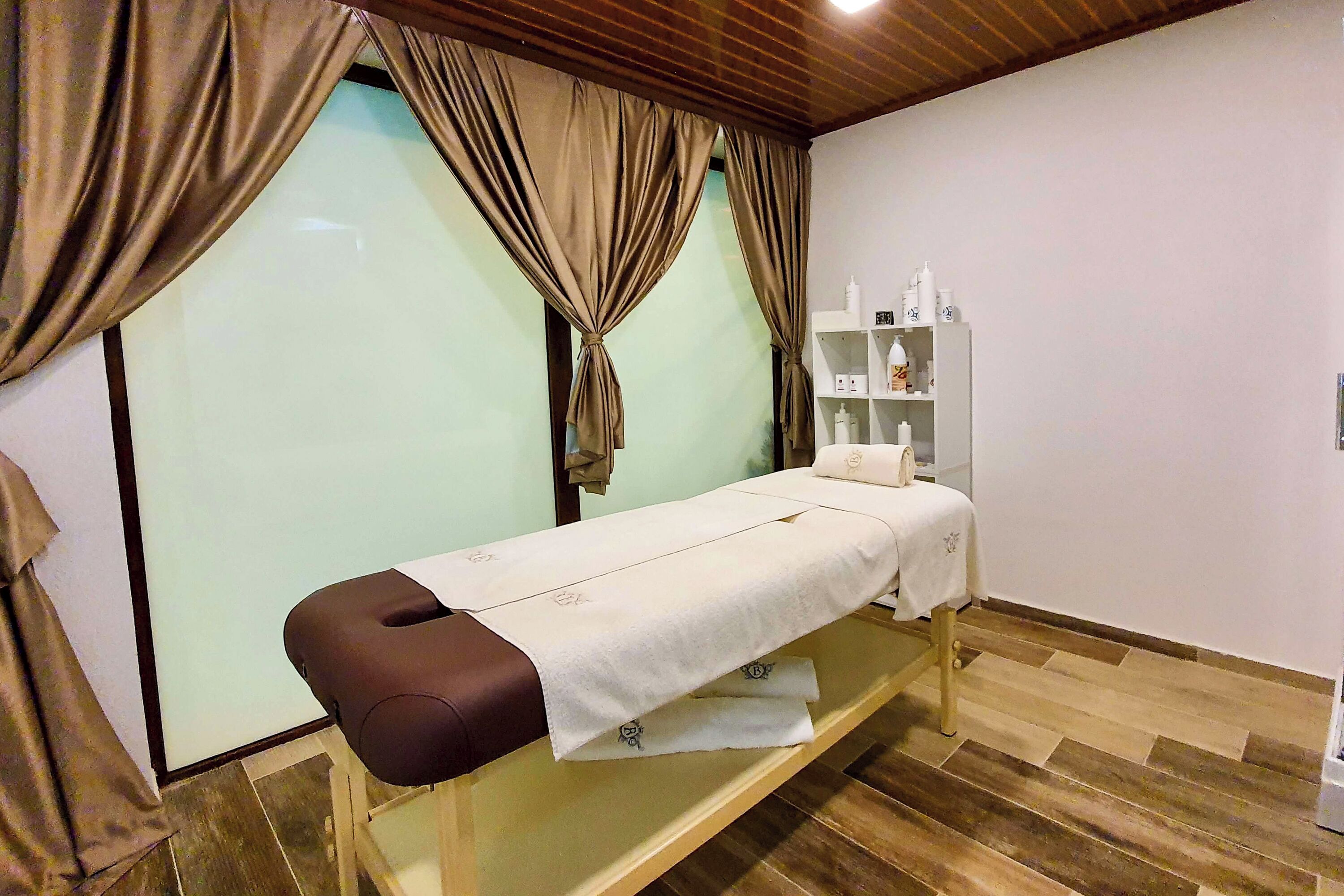 Massasje med varme steiner, dypvevsmassasje, idrettsmassasje og massasje