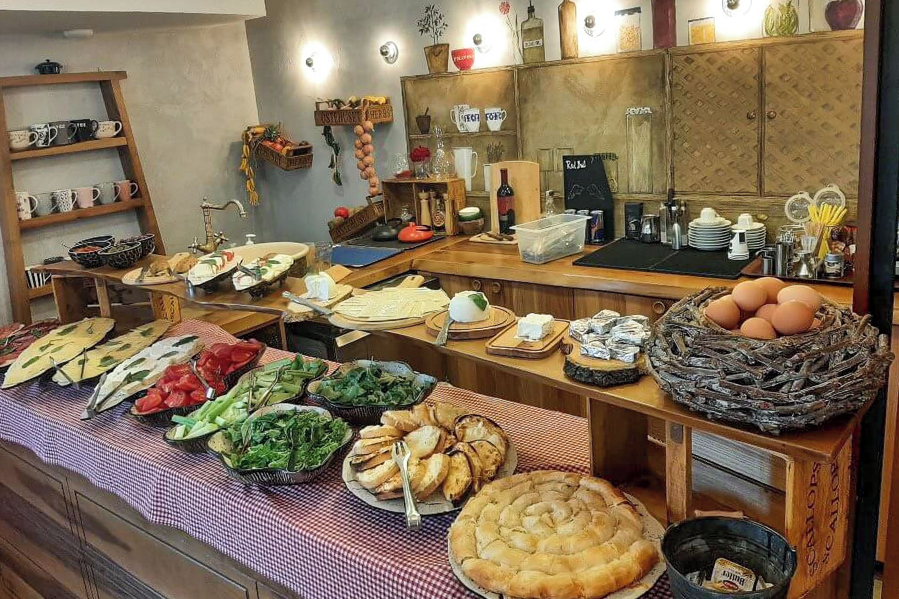 Montaje tipo bufé con diversos alimentos y una estación de café.