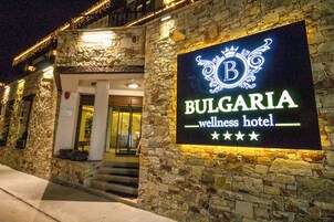 Un edificio de piedra con un cartel que indica Bulgaria Wellness Hotel.