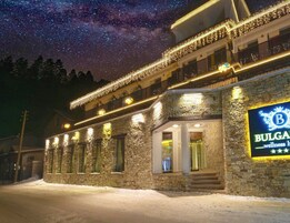 Een stenen gebouw met een bord waarop staat: 'Bulgaria wellness hotel'.