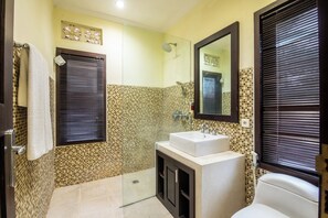 ヘアドライヤー、タオル、トイレットペーパー