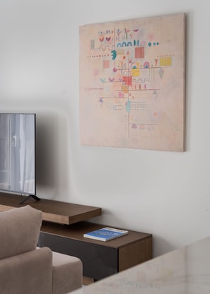 Lägenhet Deluxe - balkong - utsikt mot staden | Vardagsrum | 50-tums smart-tv med satellitkanaler