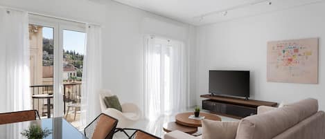 Apartamento luxo, sacada, vista para a cidade | Área de estar | Smart TV 50 polegadas com canais via satélite