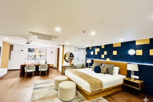 Junior Suite, City View | Egyptian cotton sheets, premium bedding, Select Comfort beds, desk