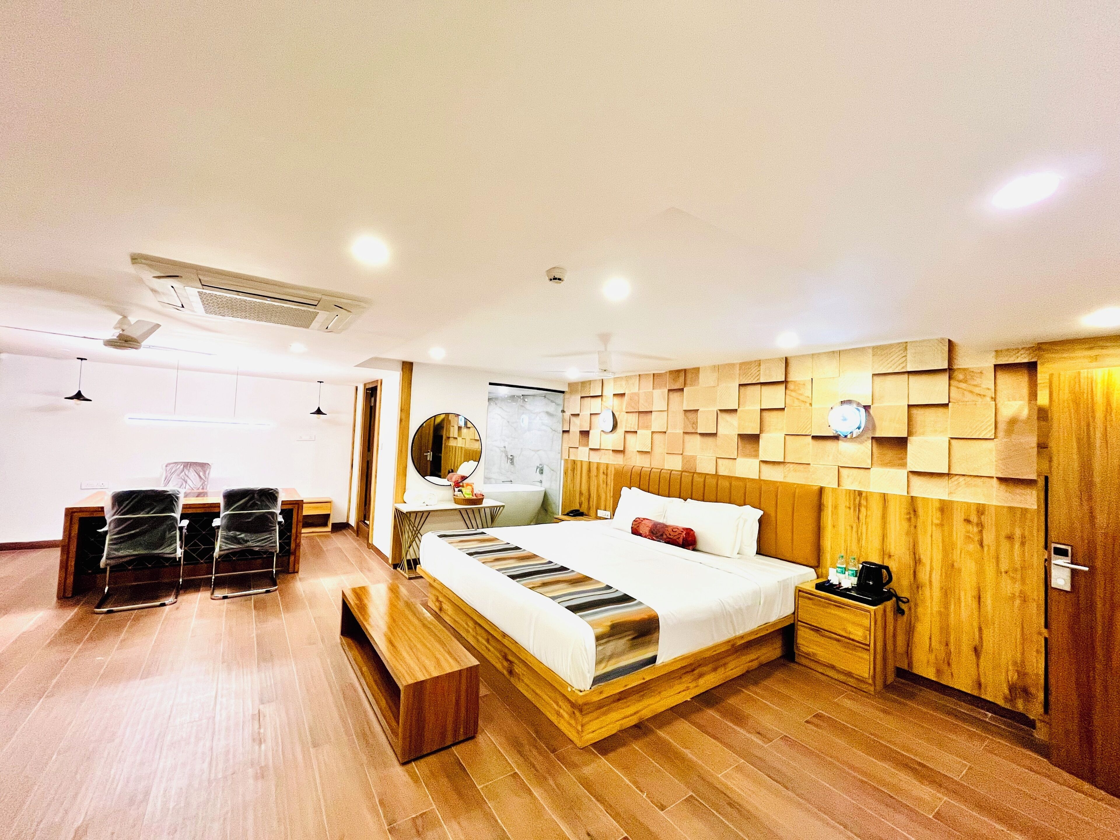 Junior Suite, City View | Egyptian cotton sheets, premium bedding, Select Comfort beds, desk