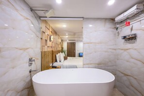 小型套房, 城市景观 | 埃及棉床单、高档床上用品、Select Comfort 床、办公桌