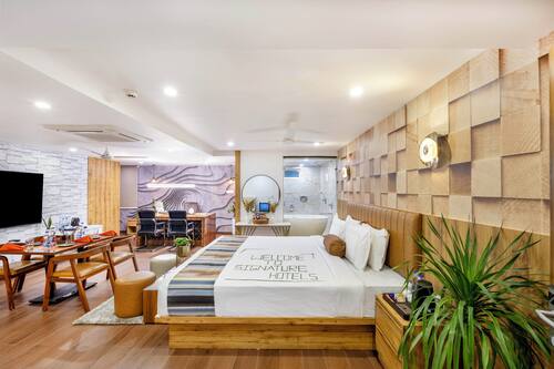 Junior Suite, City View | Egyptian cotton sheets, premium bedding, Select Comfort beds, desk