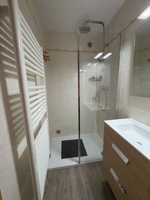 تجهيزات دش، مجففات شعر، مناشف، ورق حمّام