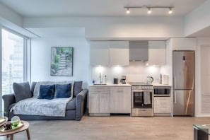 Réfrigérateur, micro-ondes, four, plaque de cuisson