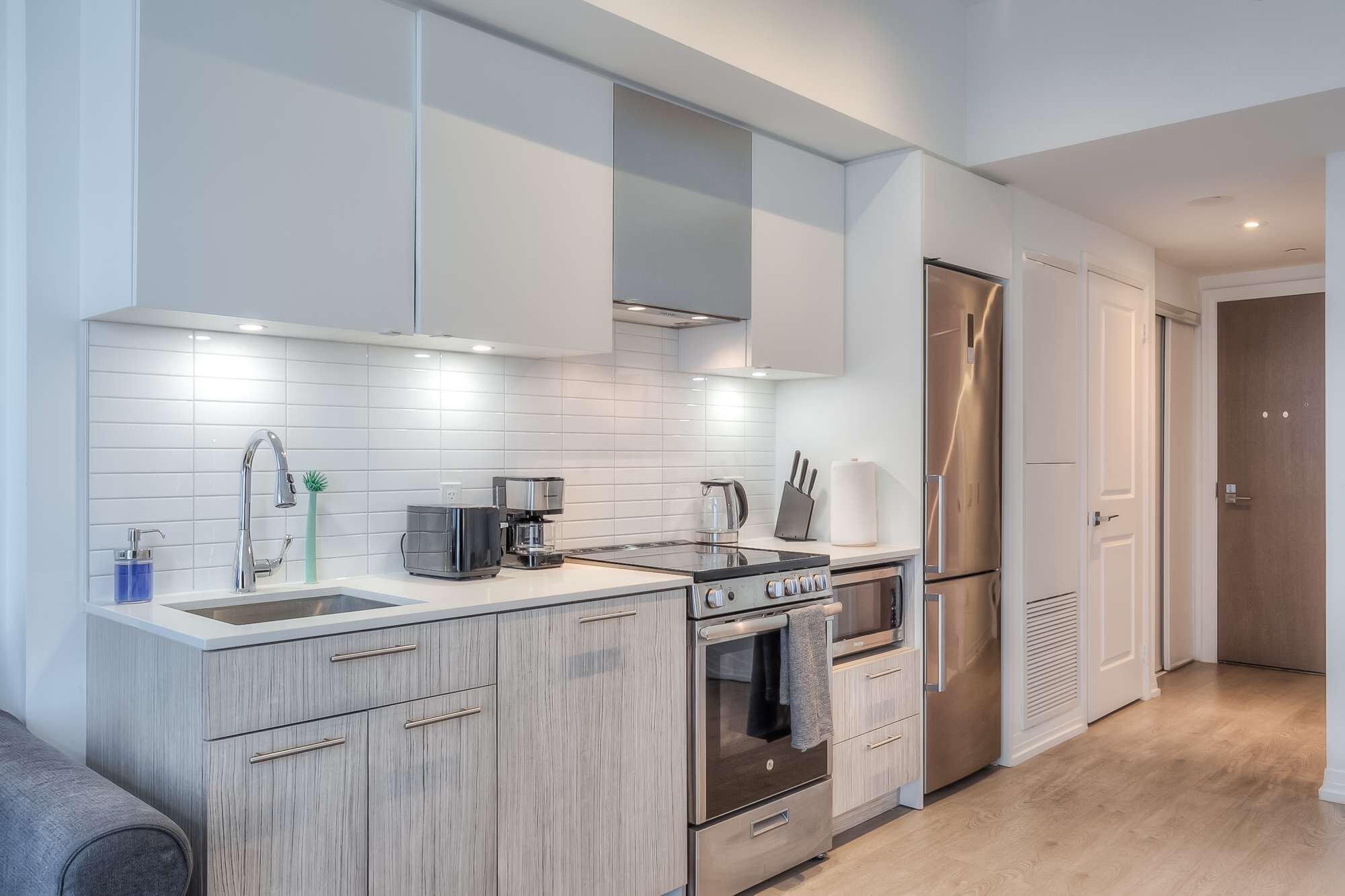 Een koelkast, een magnetron, een oven, een kookplaat