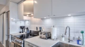 Geladeira, micro-ondas, fogão, cooktop