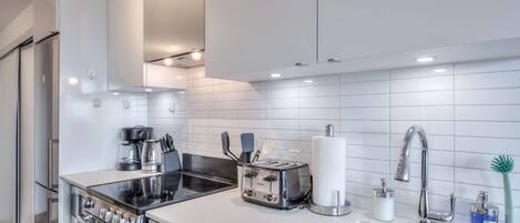 Kjøleskap, mikrobølgeovn, ovn og kokeplater