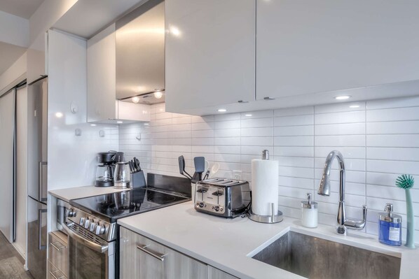 Fridge, microwave, oven, stovetop - RivetStays | The Jarvis Premier Suite – 1 Bedroom + Den Suite (Toronto)