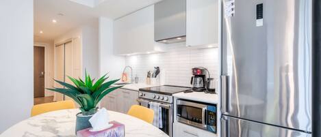 Frigorífico, microondas, horno y placa de cocina