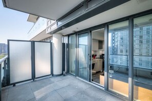 Terrace/patio - RivetStays | The Jarvis Junior Suite – Studio Suite (Toronto)