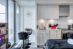 Fridge, microwave, oven, stovetop - RivetStays | The Jarvis Junior Suite – Studio Suite (Toronto)