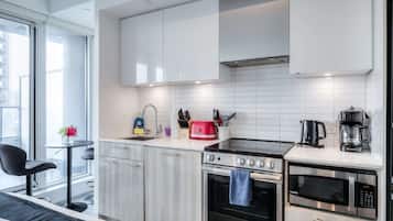 Geladeira, micro-ondas, fogão, cooktop