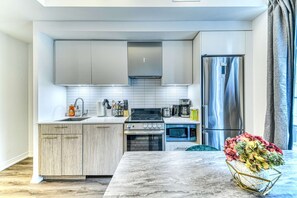 Refrigerador, microondas, horno y parrilla de estufa 