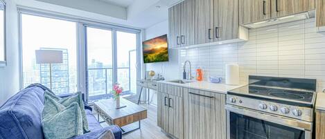 Jääkaappi, mikroaaltouuni, uuni, liesi