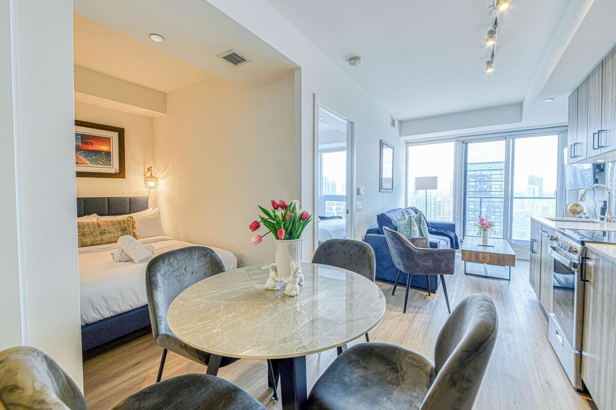 RivetStays | The Jarvis Honeymoon Suite – Romantic 1 Bedroom + Den Suite