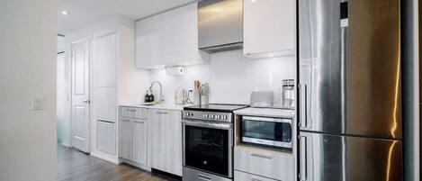 Réfrigérateur, micro-ondes, four, plaque de cuisson