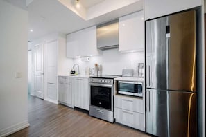 Réfrigérateur, micro-ondes, four, plaque de cuisson