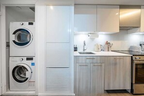 Jääkaappi, mikroaaltouuni, uuni, liesi