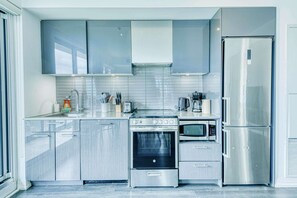 Fridge, microwave, oven, stovetop - RivetStays | The Jarvis Exclusive Suite – 3 Bedroom Condo (Toronto)